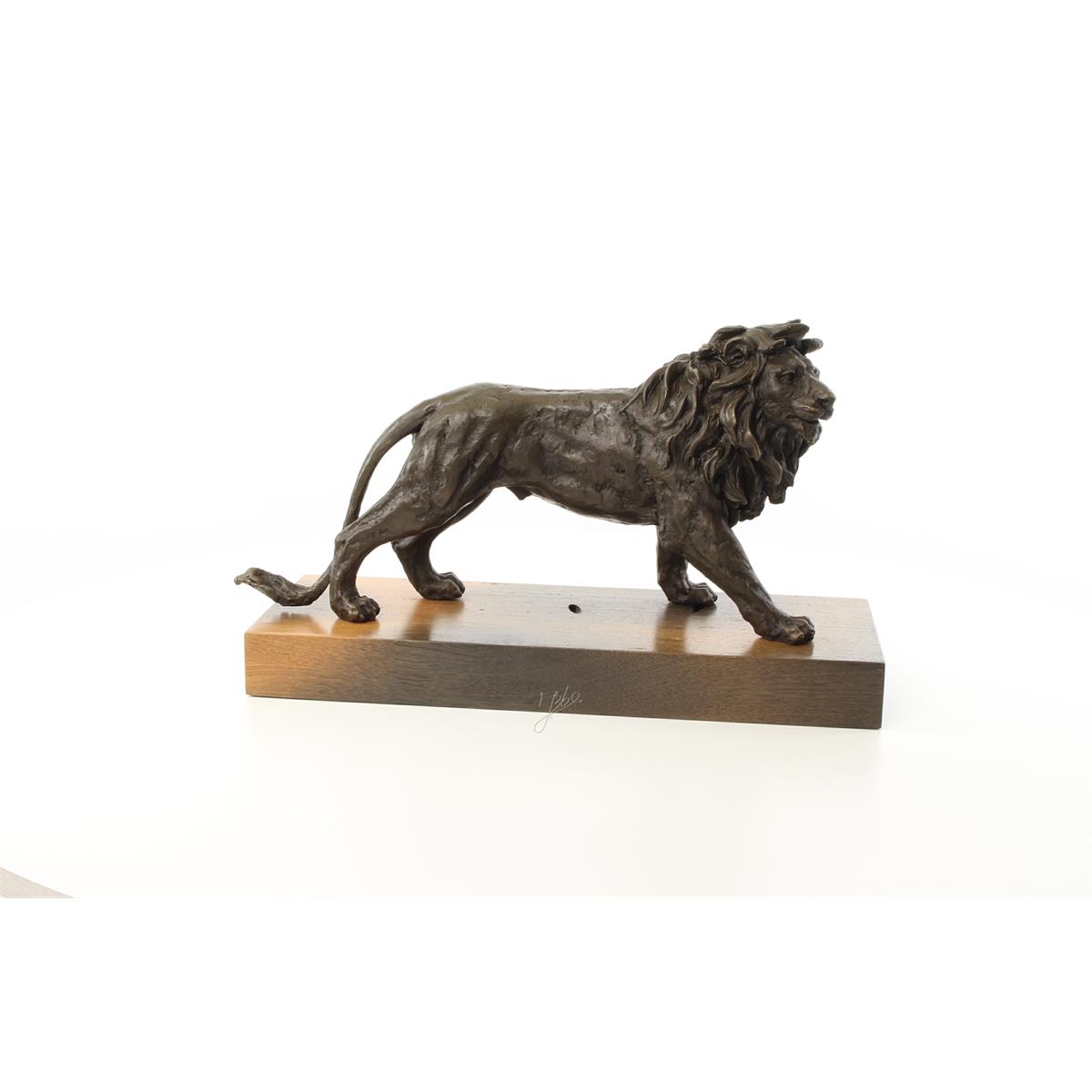 A\u0020BRONZE\u0020SCULPTURE\u0020OF\u0020A\u0020LION\u0020MOUNTED\u0020ON\u0020A\u0020WOODEN\u0020PLANK