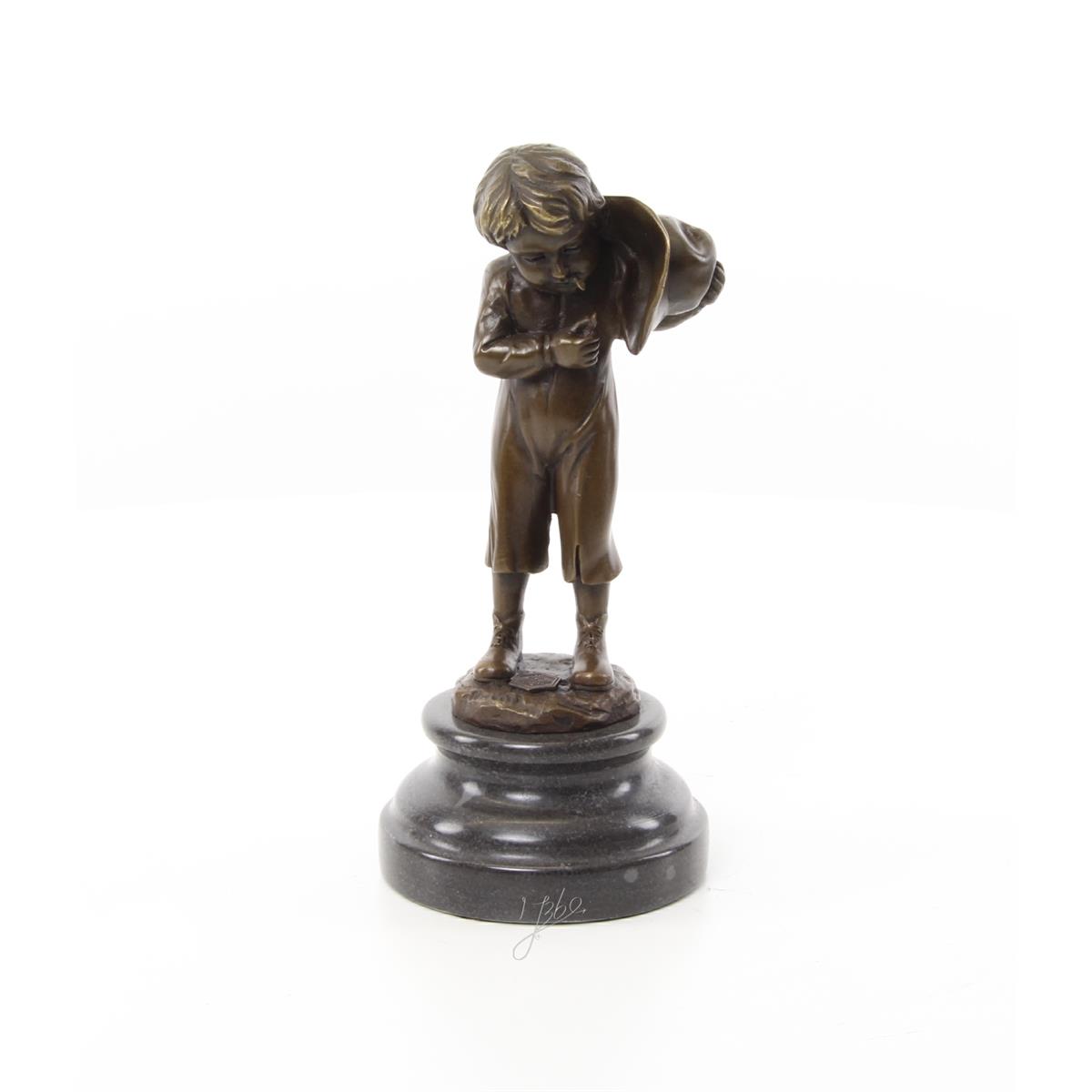 Bronzen\u0020beeld\u0020van\u0020een\u0020jongen\u0020met\u0020sigaret
