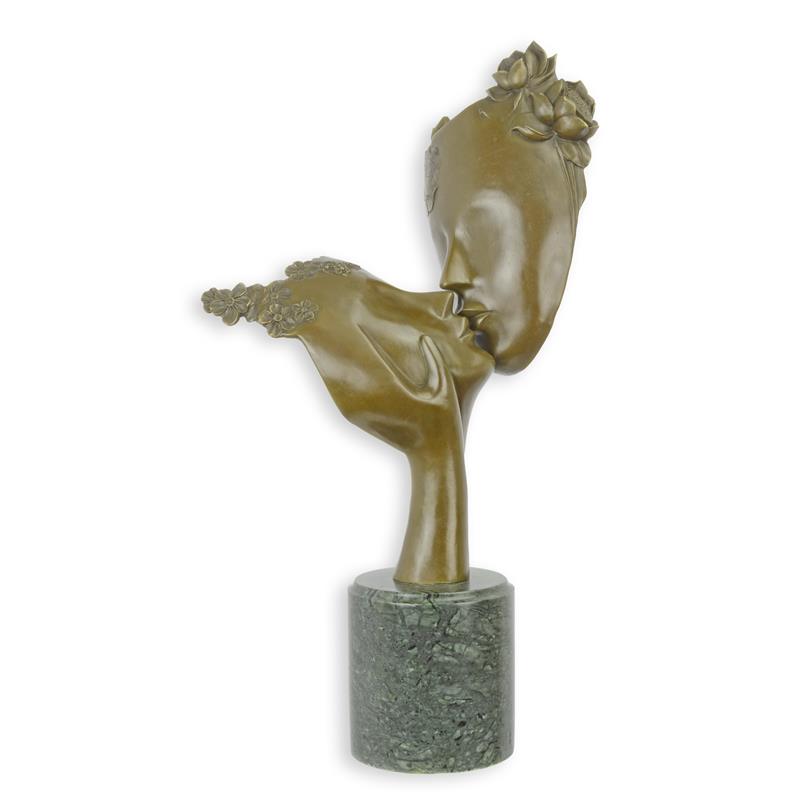 A\u0020BRONZE\u0020SCULPTURE\u0020OF\u0020TWO\u0020FACES\u0020KISSING