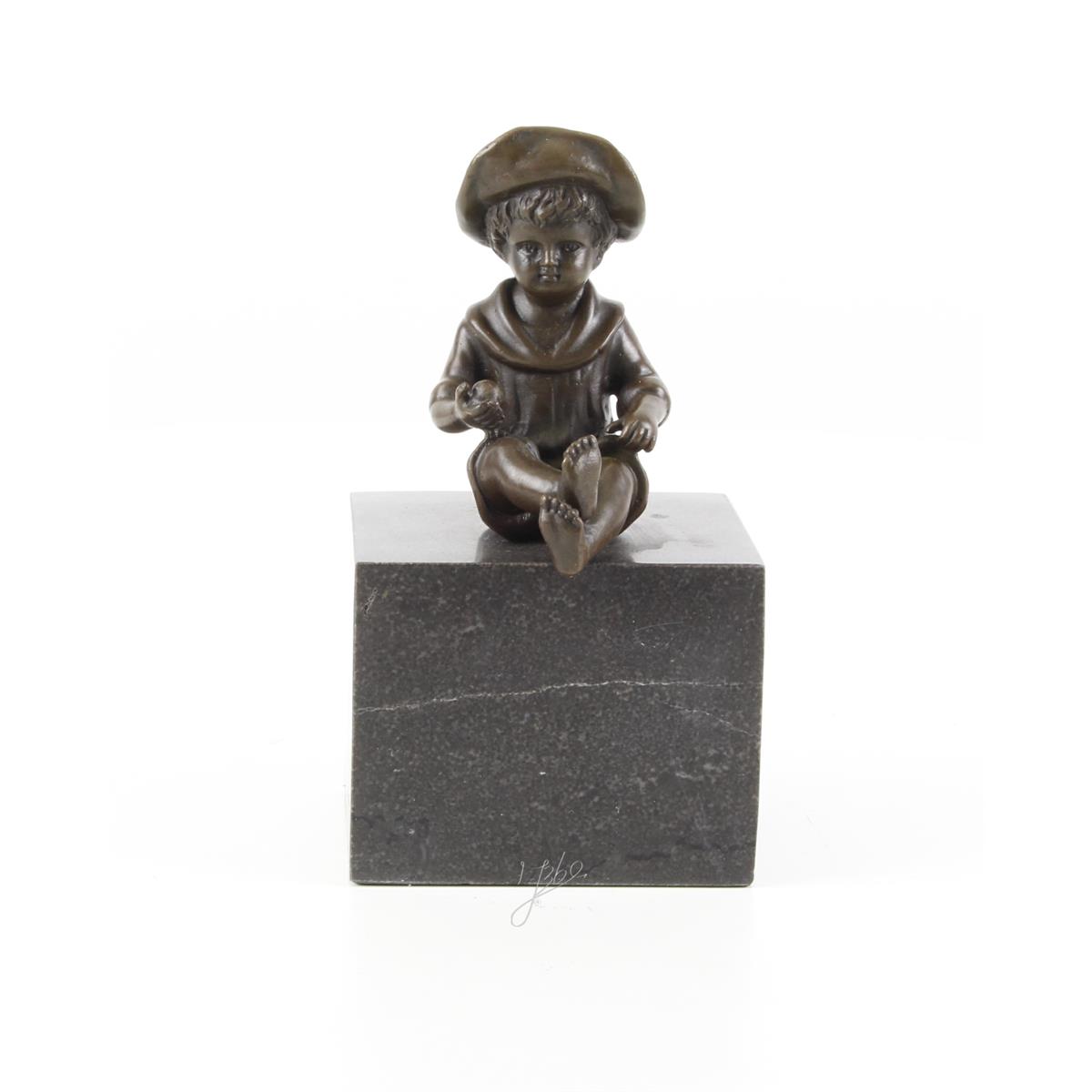 EEN\u0020BRONZEN\u0020ZITTENDE\u0020JONGEN\u0020OP\u0020EEN\u0020GROTE\u0020MARMEREN\u0020SOKKEL