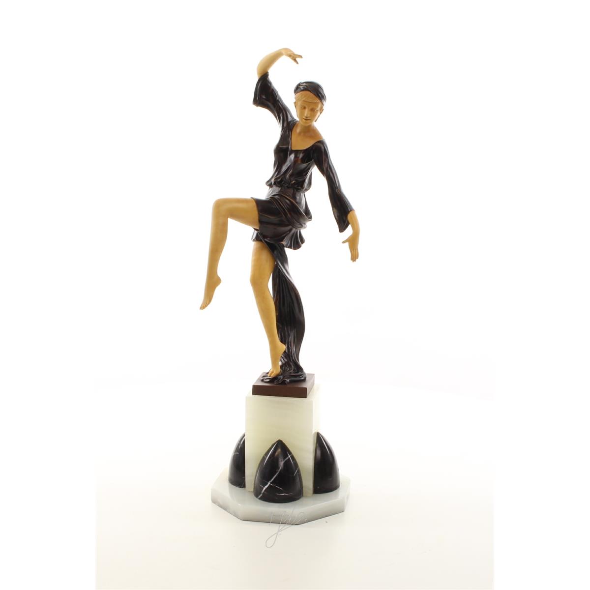 EEN\u0020BRONZEN\u0020HOUTEN\u0020SCULPTUUR\u0020VAN\u0020DE\u0020HERFSTDANSERES