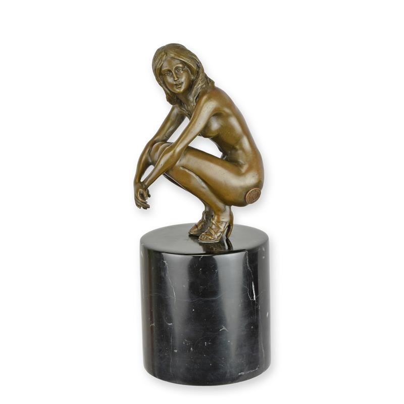 A\u0020BRONZE\u0020SCULPTURE\u0020OF\u0020A\u0020COWERING\u0020NUDE