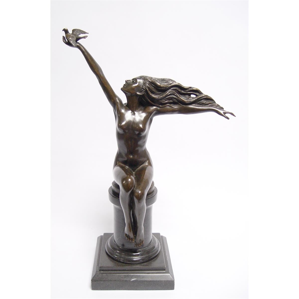 A\u0020BRONZE\u0020SCULPTURE\u0020CALLED\u0020THE\u0020CARRIER\u0020PIGEON