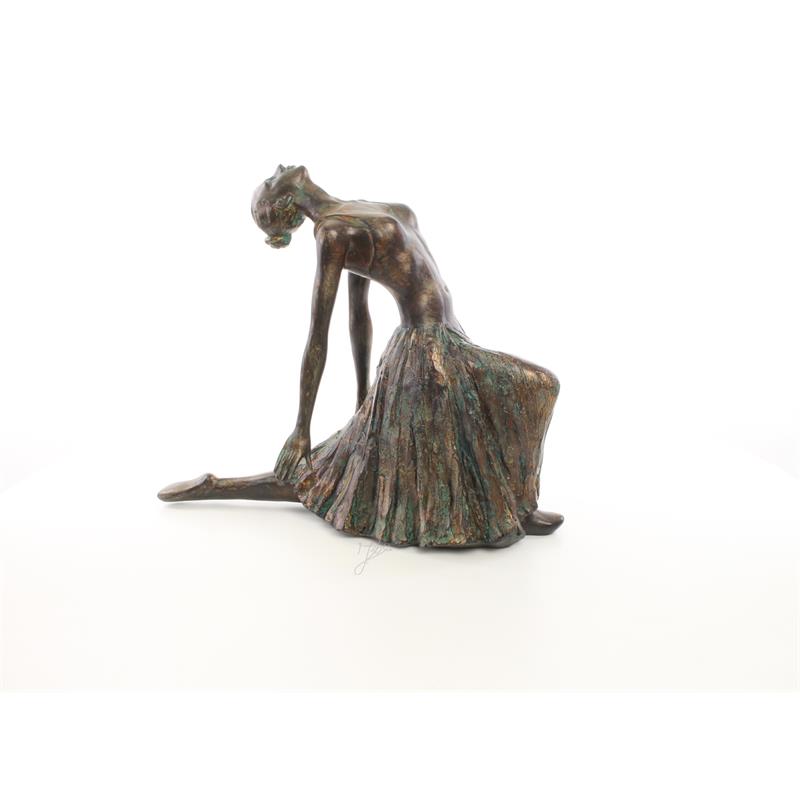 A\u0020RESIN\u0020FIGURINE\u0020OF\u0020A\u0020BALLERINA