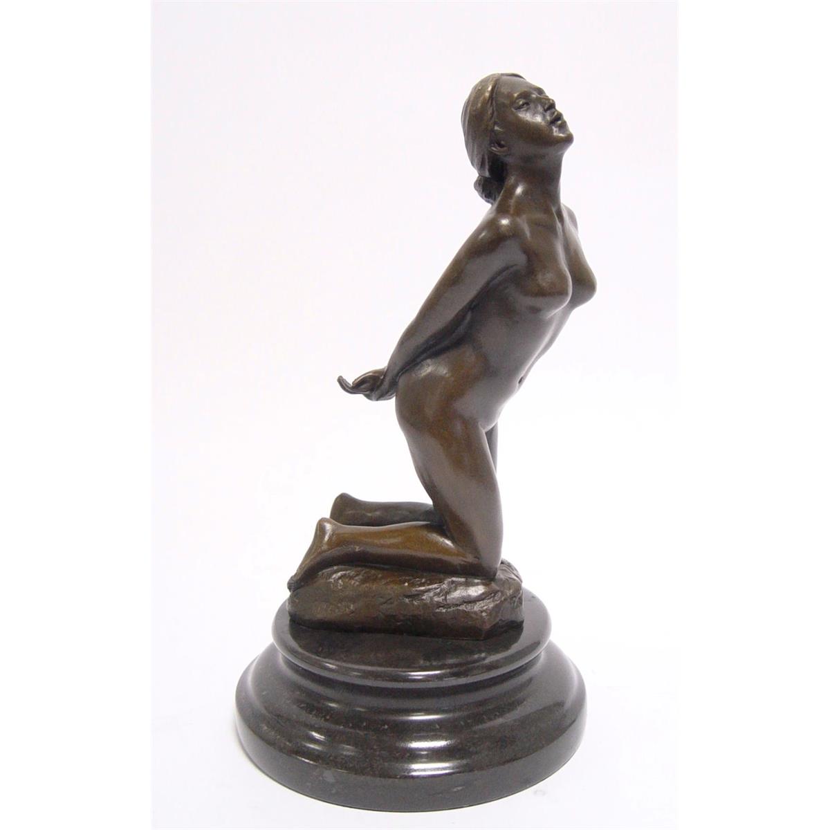 A\u0020BRONZE\u0020SCULPTURE\u0020OF\u0020A\u0020KNEELING\u0020NUDE