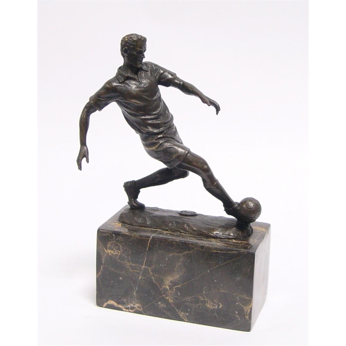 A\u0020BRONZE\u0020SCULPTURE\u0020OF\u0020A\u0020SOCCER\u0020PLAYER