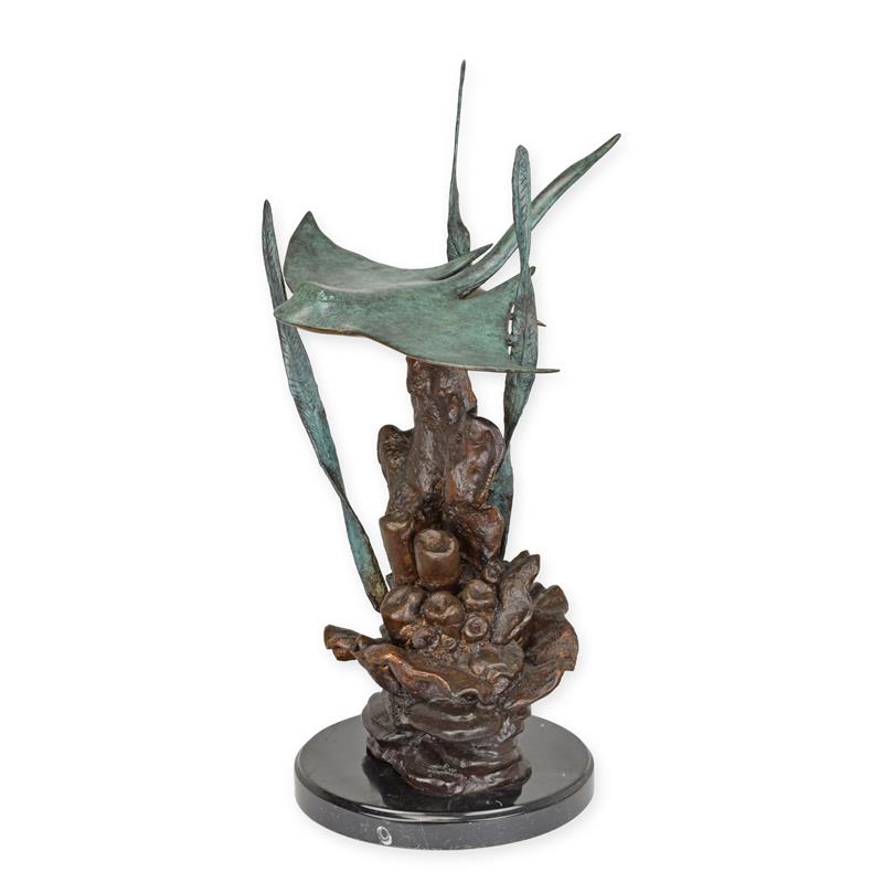 A\u0020BRONZE\u0020SCULPTURE\u0020OF\u0020A\u0020STINGRAY\u0020SWIMMING\u0020IN\u0020CORAL