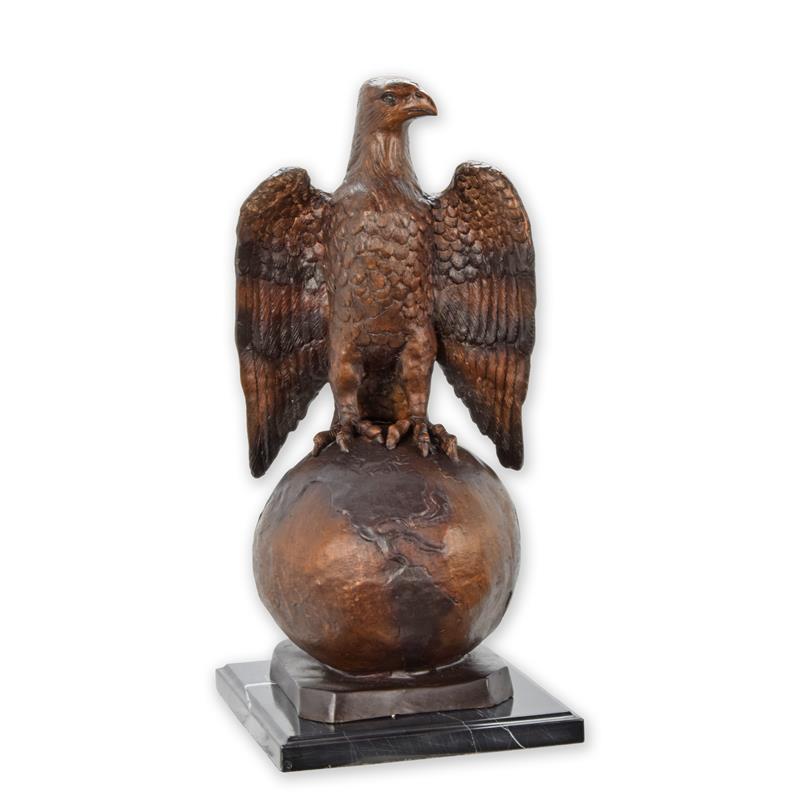 A\u0020BRONZE\u0020SCULPTURE\u0020OF\u0020AN\u0020EAGLE\u0020ON\u0020GLOBE