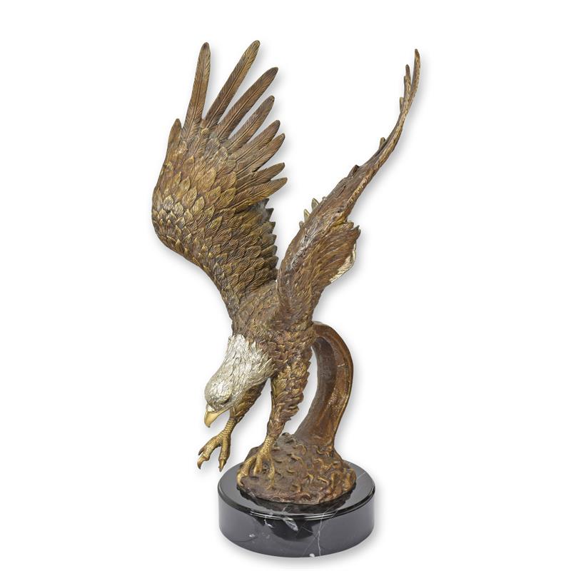 A\u0020BRONZE\u0020SCULPTURE\u0020OF\u0020AN\u0020EAGLE\u0020IN\u0020DIVE