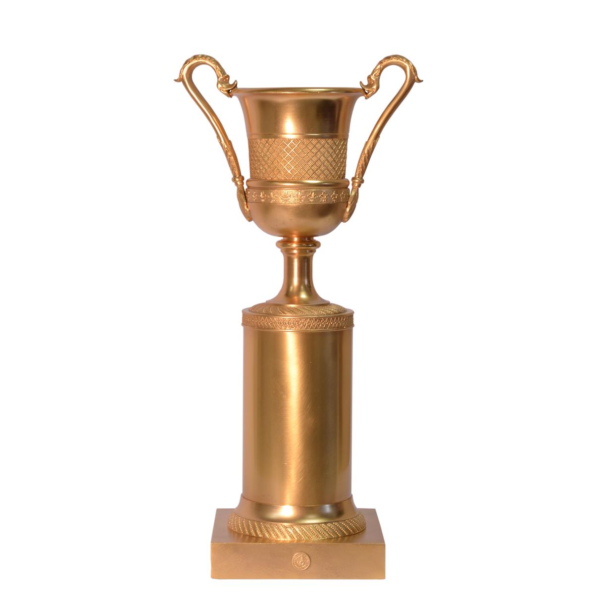 Bronzen\u0020urn\u0020op\u0020standaard