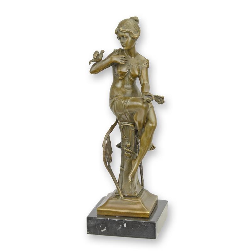 A\u0020BRONZE\u0020SCULPTURE\u0020OF\u0020A\u0020SITTING\u0020LADY