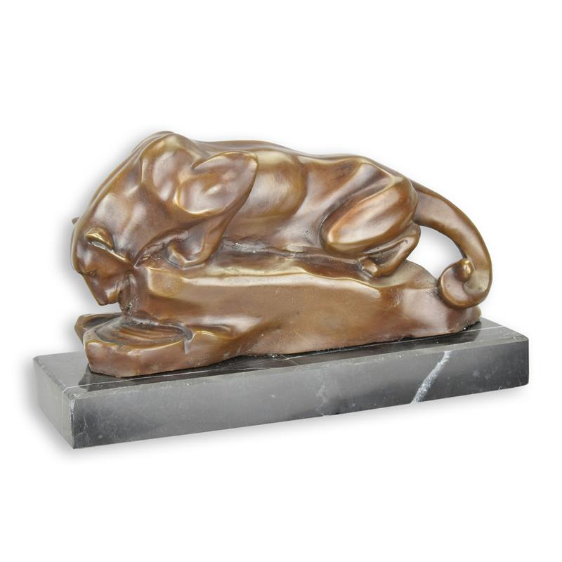 A\u0020BRONZE\u0020SCULPTURE\u0020OF\u0020A\u0020COUGAR\u0020AT\u0020THE\u0020WATER\u0020POOL