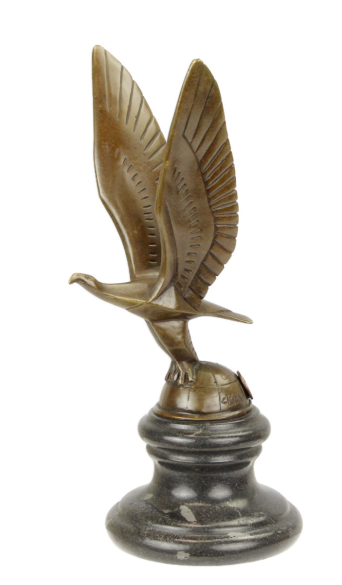 EEN\u0020BRONZEN\u0020AUTO\u0020MOSCOTTE\u0020VAN\u0020EEN\u0020ADELAAR\u0020OP\u0020WERELDBOL