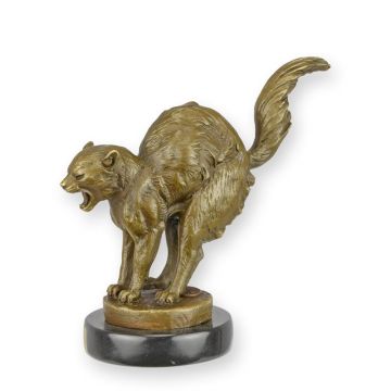 A BRONZE SCULPTURE OF A FRIGHTENED CAT
