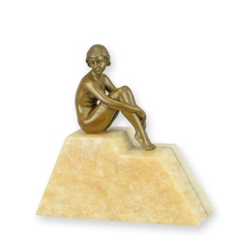 A BRONZE SCULPTURE OF A SEATED NUDE