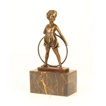 BRONZEN SCULPTUUR VAN HET MEISJE MET HOEPEL