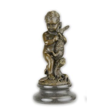 Bronzen beeld van een jongen met konijn