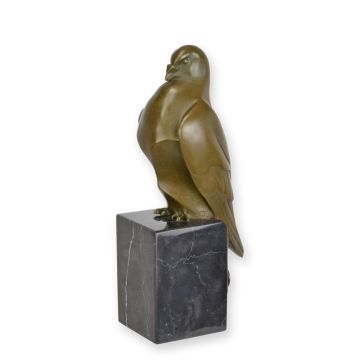 A BRONZE SCULPTURE OF A STING PIGEON ON A MARBLE BASE