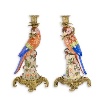 EEN BRONZEN SET GEMONTEERDE PORSELEINEN PAPEGAAI KANDELAARS