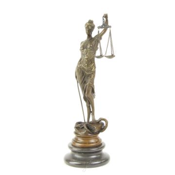 EEN BRONZEN BEELD VAN VROUWE JUSTITIA