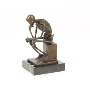EEN BRONZEN BEELD VAN DE SKELET DENKER