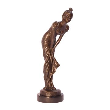 A BRONZE SCULPTURE OF A LADY