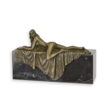 A BRONZE SCULPTURE OF A NAKED WOMAN ON CARPET ON MARBLE BASE