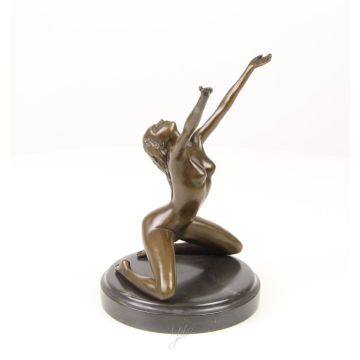 A BRONZE SCULPTURE OF A FEMALE NUDE