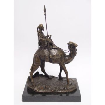 EEN BRONZEN BEELD VAN EEN DROMEDARIS EN RUITER