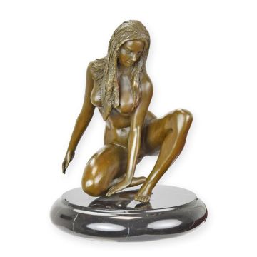 A BRONZE SCULPTURE OF A FEMALE NUDE
