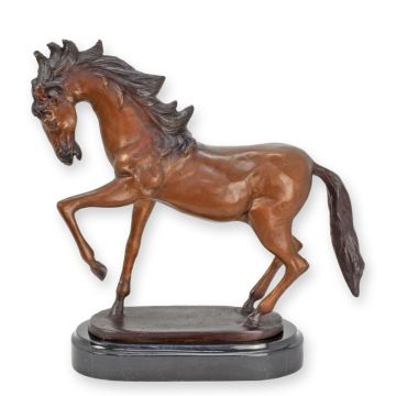 A BRONZE SCULPTURE OF A HORSE ON A MARBLE BASE