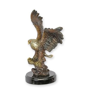 A BRONZE SCULPTURE OF AN EAGLE