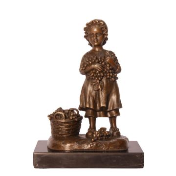 BRONZEN BEELD VAN EEN MEISJE MET EEN MANDJE DRUIVEN