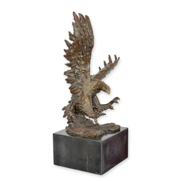 A BRONZE SCULPTURE OF AN EAGLE