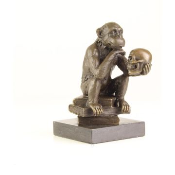 BRONZEN DARWIN AAP ZITTEND OP STAPEL BOEKEN