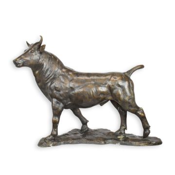 BRONZEN BEELD VAN EEN STIER OP EEN SOKKEL