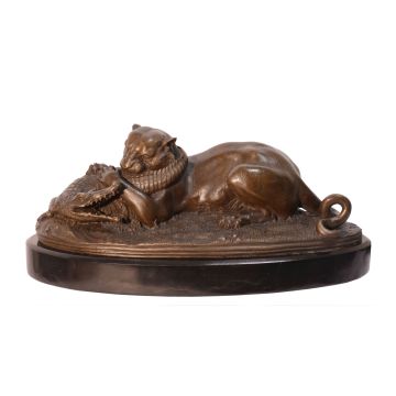 BRONZEN BEELD VAN EEN TIJGER DIE EEN GAVIAAL VAN DE BENDE VERSLINDT