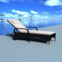 Ligbed met hoofdkussen en 2 wielen poly rattan zwart