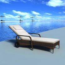 Ligbed met hoofdkussen en 2 wielen poly rattan bruin