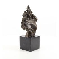 EEN BRONZEN BEELD VAN EEN PAARDENHOOFD