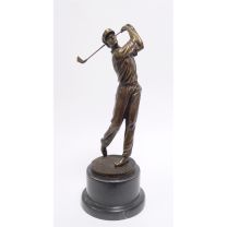 EEN BRONZEN BEELD VAN EEN GOLFER