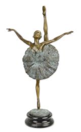 A BRONZE SCULPTURE OF A BALLERINA