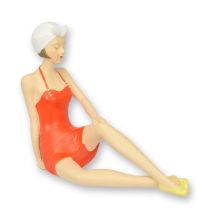 A RESIN FIGURINE OF A RETRO BEACH GIRL