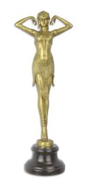 EEN GEPOLIJST BRONZEN BEELD VAN DE SCARABEE DANSERES