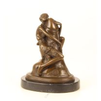 BRONZEN BEELD VAN EEN VROUW DIE EEN NAAKT FALLUS OMHELST