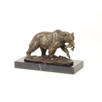 A BRONZE SCULPTURE OF A GRIZZLY BEAR