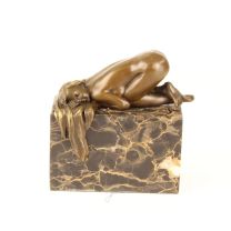 A BRONZE SCULPTURE OF A FEMALE NUDE