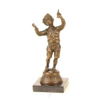 EEN BRONZEN SPELENDE JONGEN H: 23 CM