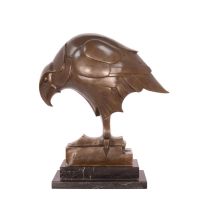 A BRONZE SCULPTURE OF AN EAGLE
