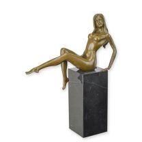 A BRONZE SCULPTURE OF A NAKED WOMAN SITTING ON MARBLE BASE